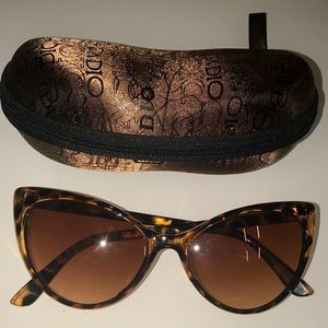 Women’s cat eye tortoise brown sunglasses w/case!